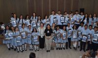 Entrega de becas de estudio.