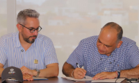 Carlos Pinedo, durante la firma del convenio con el Gobierno Nacional.