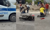 Accidente entre carro del Inpec y motociclistas en la vía Ciénaga-Santa Marta deja dos heridos