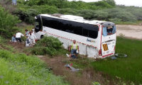 Bus accidentado en la vía al corregimiento de Barú.