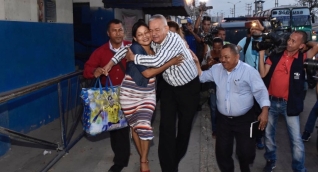 Familiares y amigos los recibieron al pastor Manuel Salvador Ibarra a la salida de La Modelo.