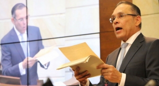 Efraín Cepeda leyendo su discurso al asumir la presidencia del Senado