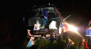 El bus quedó destruido en la parte frontal. 