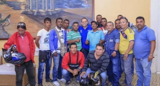 Alcalde y mototaxistas reunidos