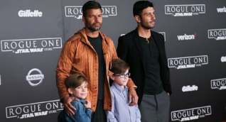 Ricky, su nuevo esposo y sus hijos.