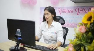 Kathleen Villalba volvió a su cargo en la oficina de Pasaportes de la Gobernación.