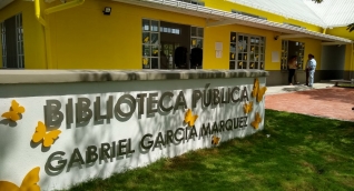 La biblioteca pública Gabriel García Márquez rinde homenaje al fallecido Nobel de Literaruta. 