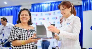 Entrega de tabletas en Puebloviejo.