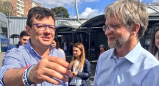  Hollman Morris, de la campaña de la Colombia Humana, recibe a Antana Mockus.