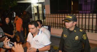 El Alcalde Rafael Martínez y el coronel Gustavo Verdugo en las afueras de la URI. 
