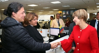  Alicia Arango, ministra de Trabajo, saluda a trabajadores del Ministerio. 