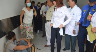 La gobernadora Rosa Cotes y el gerente del hospital Fernando Troconis atendieron las quejas de los pacientes en la unidad de urgencias.