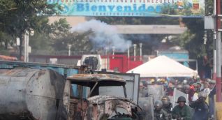 anifestantes se enfrentan con la Guardia Nacional Bolivariana en el lado colombiano del Puente Internacional Simón Bolívar.