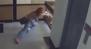 Mamá salvó a pequeño de caída 
