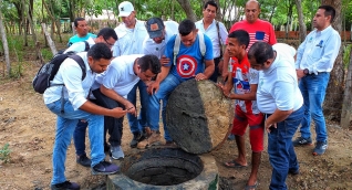 La comunidad en compañía de la comisión departamental realizaron un recorrido por el pueblo en el que se revisaron algunas casas donde estaba fallando el sistema.