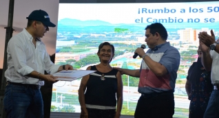 El ministro de Vivienda y el Alcalde entregaron los primeros subsidios de este programa en Santa Marta el viernes pasado.. 