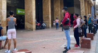 Alcaldía Personas en bancos de Santa Marta.