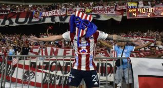 Walmer Pacheco celebra con una máscara de marimonda.