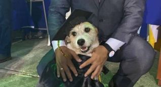 mona en su graduación 
