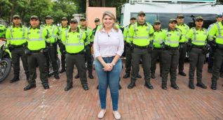 Virna Johnson con uniformados de Tránsito y Transporte.