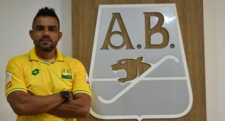 Alexis Márquez siendo presentado como entrenador del Bucaramanga.
