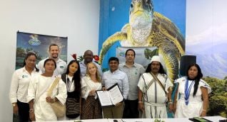 La alianza incluye monitoreo con comunidades, restauración de ecosistemas y un plan para conservar la cotorra de Santa Marta.