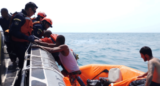  Armada de Colombia rescata 10 personas que habían quedado a la deriva en altamar