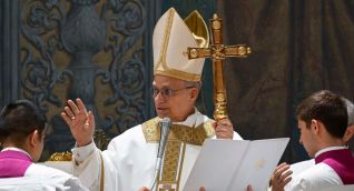 PAPA LEÓN XIV inicia oficialmente su ministerio con una solemne misa en el Vaticano