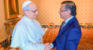 Petro invita al papa León XIV a visitar Santa Marta durante encuentro en el Vaticano