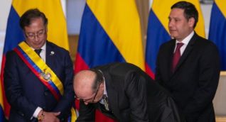 Álvaro Leyva el día de su posesión ante el Presidente Gustavo Petro