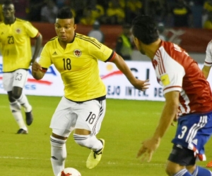 El lateral colombiano Frank Fabra enfrentando a Gustavo Gómez.