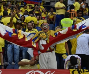 El Cole anima a la Selección Colombia desde la tribuna.