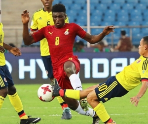 El colombiano Brayan Gomez (d) disputa un balón con el ghanés Kudus Mohammed (c) durante un encuentro correspondiente al grupo A del Mundial sub17 de fútbol disputado en el Jawaharlal Nehru Stadium, en Nueva Delhi, India.