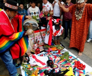 Los chamanes se concentraron frente al hotel donde se hospeda la selección colombiana para hacer un ritual sobre fotografías de los ídolos cafeteros Radamel Falcaoy James Rodríguez.