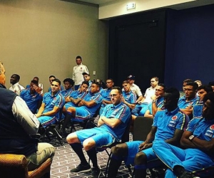 Carlos Páez, en charla con jugadores de la selección