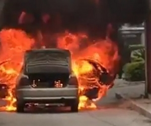 Las llamas consumieron el vehículo en cuestión de segundos.