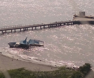 Según la Armada, desde septiembre de 2016 permanece el barco abandonado en la playa. 