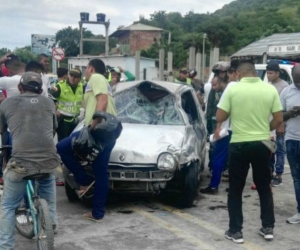 El fuerte impacto ocasionó que el carro se volcara. 