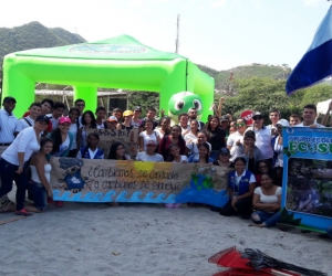 a jornada ambiental bajo el eslogan “Por una playa limpia”, tuvo la participación del grupo de apoyo del Voluntariado Universitario y más de 300 estudiantes y docentes.