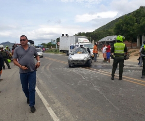 En la mitad de la carretera y fuertemente golpeado quedó el carro donde viajaban los dos policías.