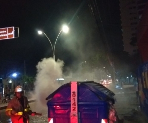 Unidades de los Bomberos de Santa Marta controlaron el incendio.