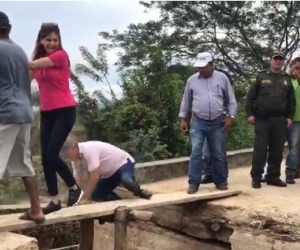 La gobernadora del Magdalena por poco cae del puente.