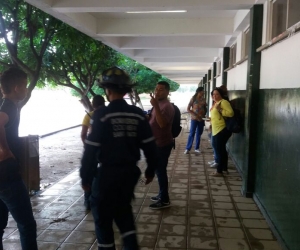 Bomberos en el colegio Juan Maiguel de Osuna. 