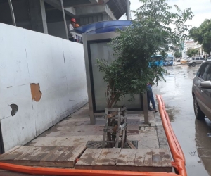 Obreros de una construcción ubicada en la carrera cuarta con calle 22  de manera irregular vierten a la calle el agua lluvia estancada.