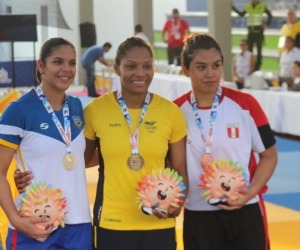 Yuri Alvear al recibir la medalla de oro en los Juegos Bolivarianos.