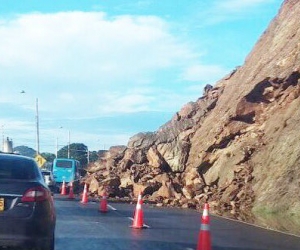 Las rocas quedaron en la vía. 