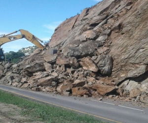 Con retroexcavadora remueven las rocas. 