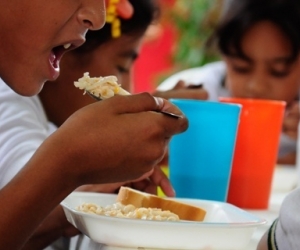 El programa de alimentación escolar beneficia a los niños estudiantes.