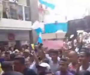 Decenas de personas se agolparon en el edificio Galaxia para recibir a Caicedo y Martínez.