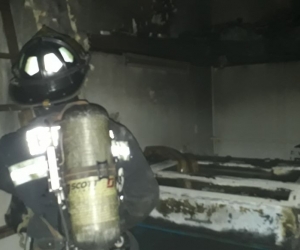 Bomeros voluntarios durante la maniobra de control del incendio.